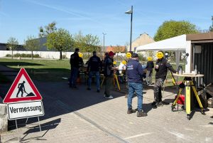 Schüler und Schülerinnen informieren sich über Job- und Praktika-Perspektiven im Vermessungsbüro Kühne in Schorfheide