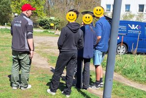 Interessierte Schüler und Schülerinnen informieren sich über Job- und Praktika-Perspektiven in einem Vermessungsbüro